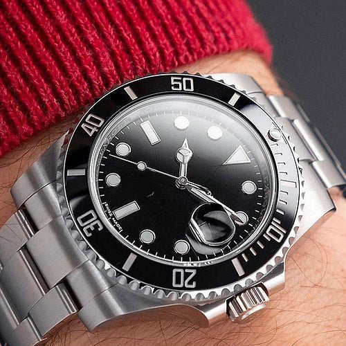 Montre homme analogique à mouvement quartz, bracelet argenté et cadran noir
