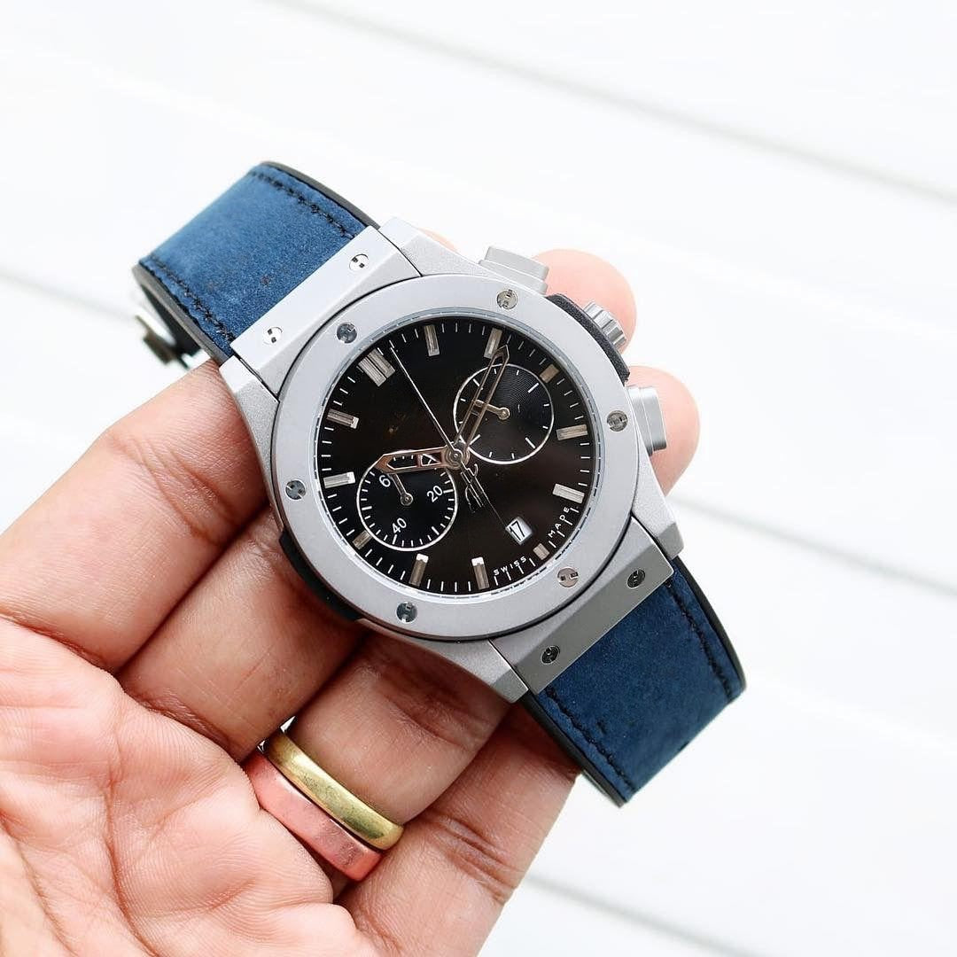 Silberne Uhr mit schwarzem Zifferblatt, Chronograph, Blau